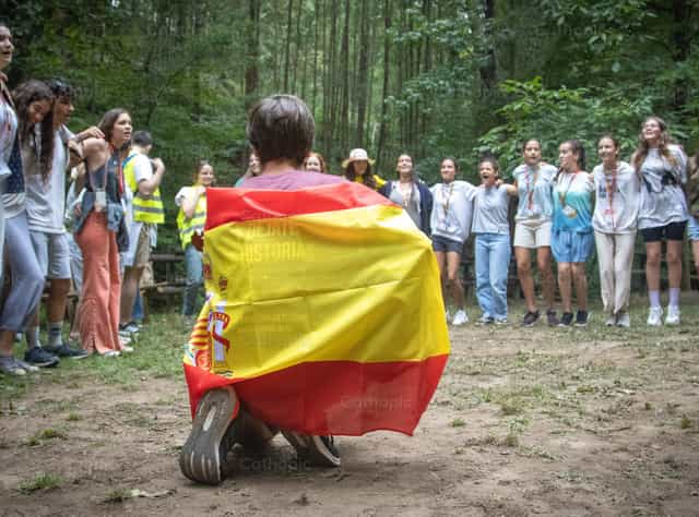Jovenes espanoles celebran la fe: alegria y cantos - Banco de imágenes católicas