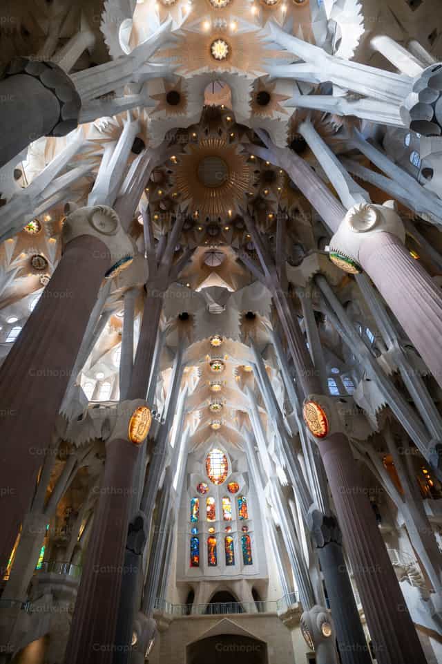 Interior de la Sagrada Família - Banco de imágenes católicas - Fotografía por Metod Perme