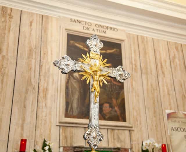 Crucifixo em uma igreja com tons de prata e ouro - Imagens católicas de stock - Foto de Antonio Gravante