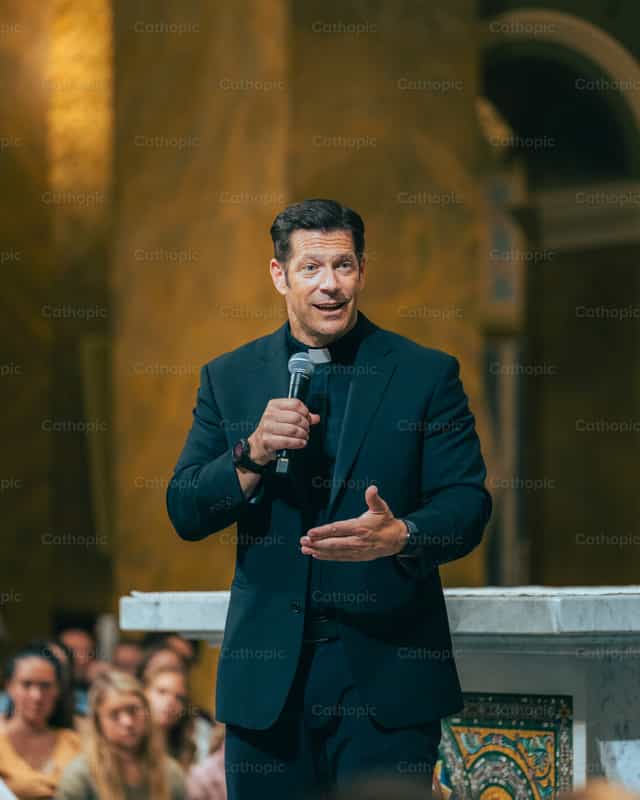 Padre Mike Schmitz - Banco de imágenes católicas - Fotografía por Coffee With Damian
