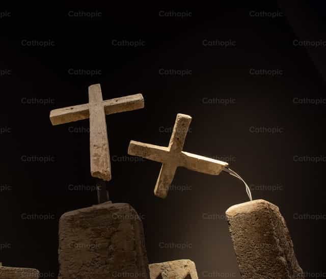 Cruces rotas por la guerra - Banco de imágenes católicas - Fotografía por Pierluigi Palazzi