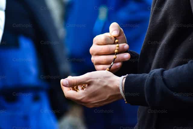 Orar el Santo Rosario - Banco de imágenes católicas - Fotografía por Samuel Rufini