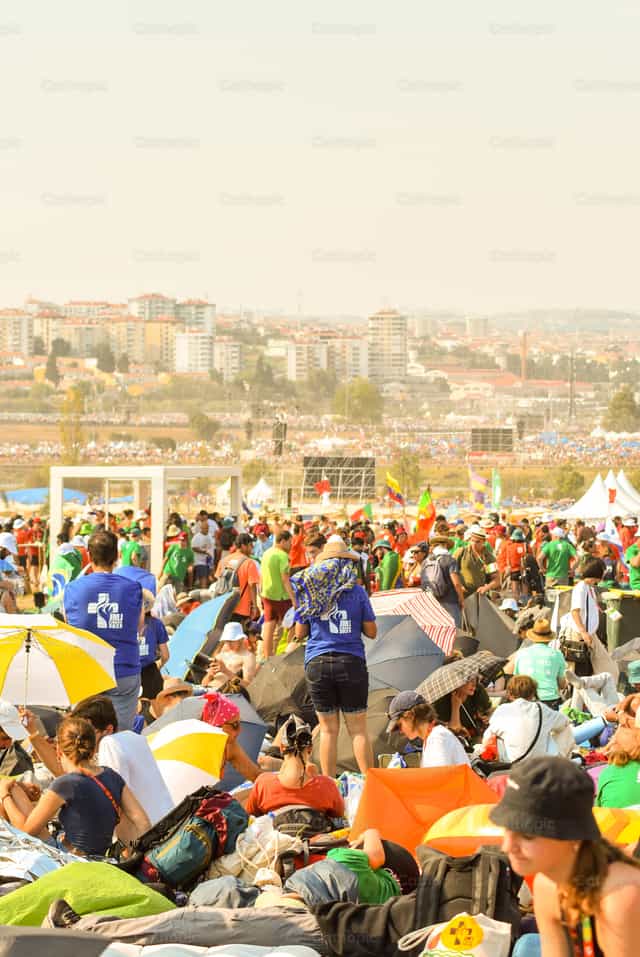 Jovenes en la JMJ 2023 - Banco de imágenes católicas - Fotografía por Samuel Rufini