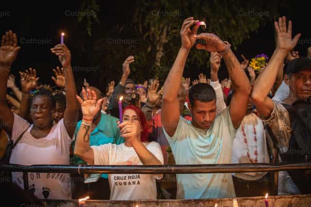 Comunidad rezando - Banco de imágenes católicas - Fotografía por Yandry Fernández Perdomo