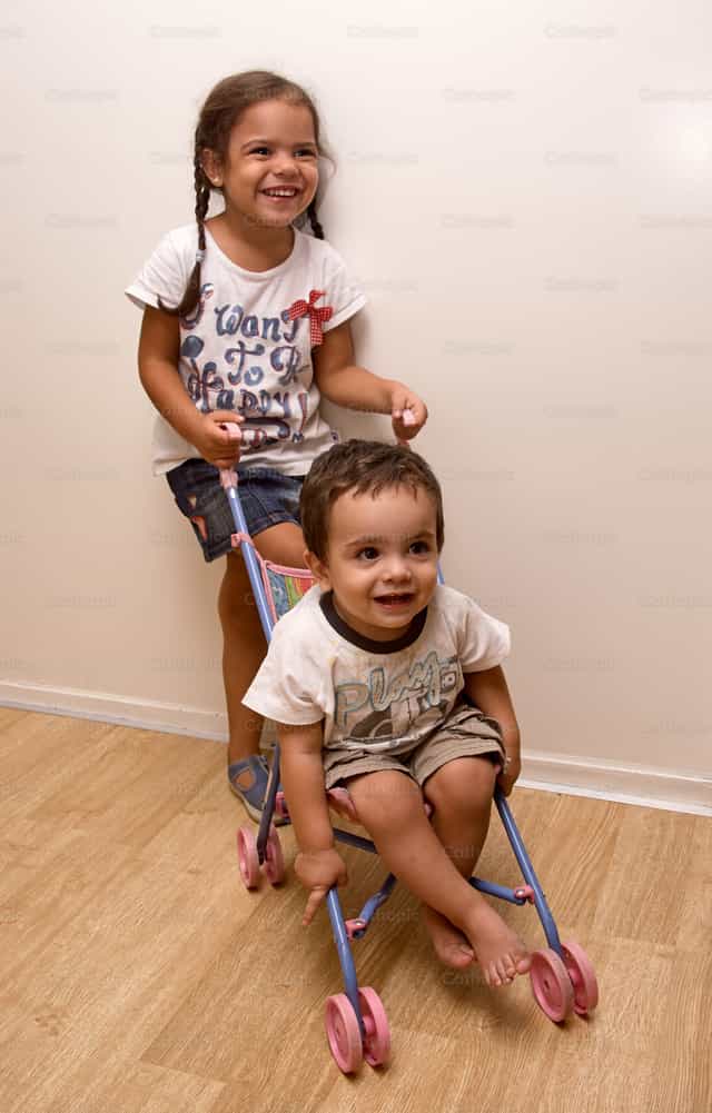 Hermanos jugando - Banco de imágenes católicas - Fotografía por Pitangus Alfonso Asensio