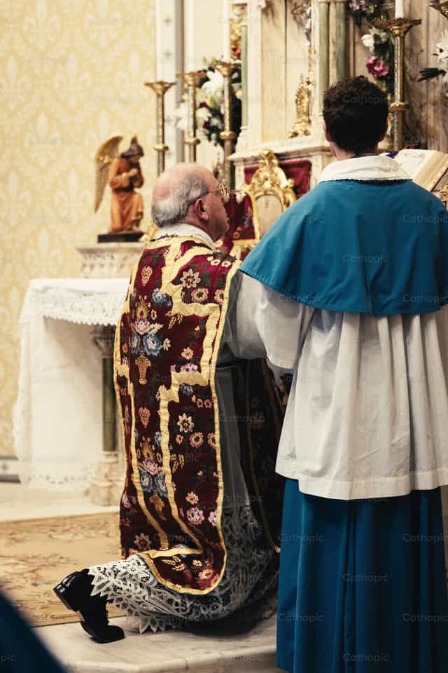 El sacerdote hace una genuflexión - Banco de imágenes católicas - Fotografía por Carlos Sierra