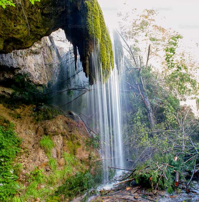 Arroyo que crea una cascada con musgo - Banco de imágenes católicas - Fotografía por Pierluigi Palazzi
