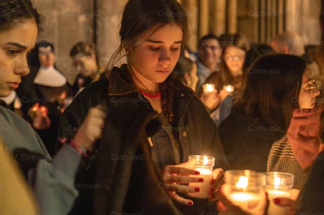 Jóvenes en oración durante una vigilia - Banco de imágenes católicas - Fotografía por Yandry Fernández Perdomo