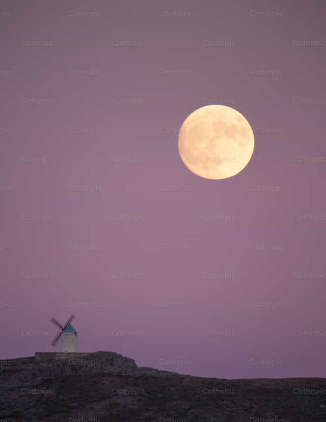 Moinho de vento e lua - Imagens católicas de stock - Foto de José Ángel SH