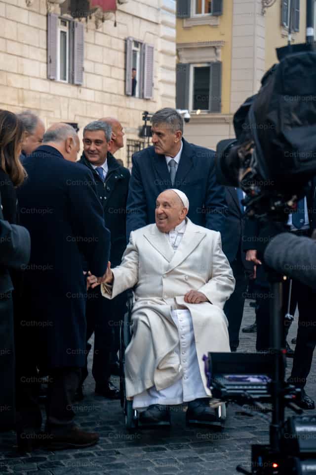 Papa Francisco saludando - Banco de imágenes católicas - Fotografía por Lupe Belmonte