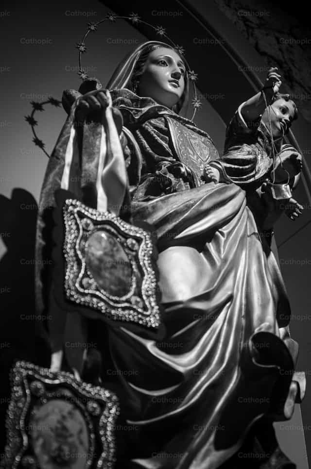 Escultura de Nossa Senhora do Carmo - Imagens católicas de stock