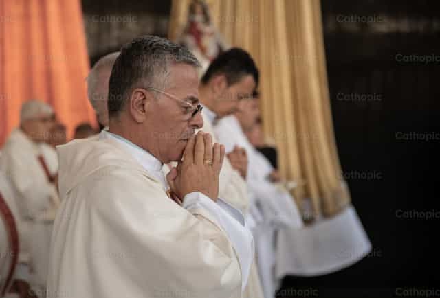Paring nagdarasal - Mga Catholic stock image