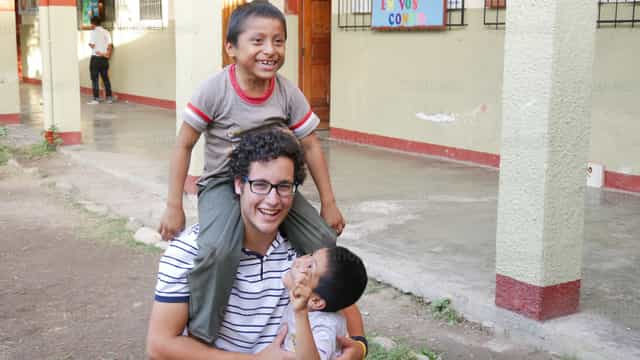 Ayuda al necesitado en Peru - Banco de imágenes católicas