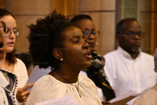 Cantar a Dios en voz alta - Banco de imágenes católicas
