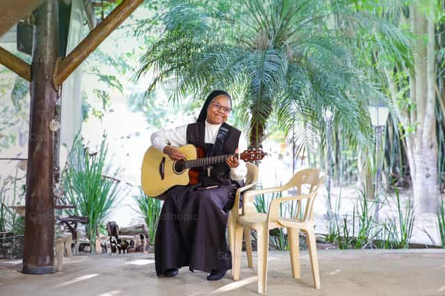 Religiosa Sonriendo - Banco de imágenes católicas - Fotografía por Érica Viana