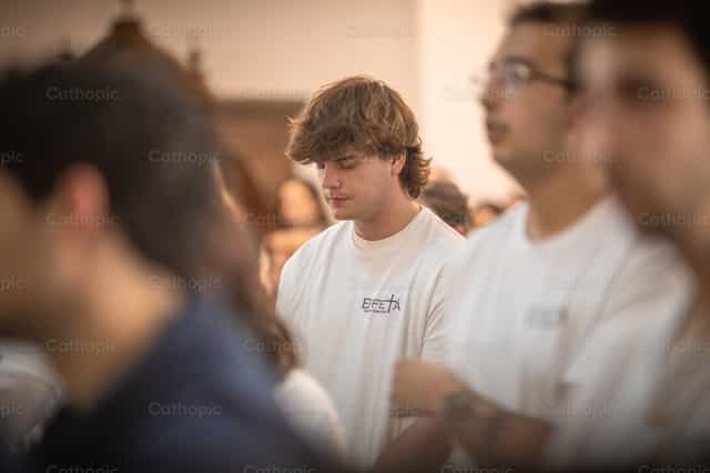 Young catholic praying at an effeta retreat - Catholic stock images - Photo by Yandry Fernández Perdomo