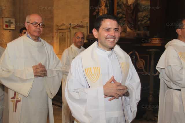Sacerdote feliz - Banco de imágenes católicas - Fotografía por Yandry Fernández Perdomo