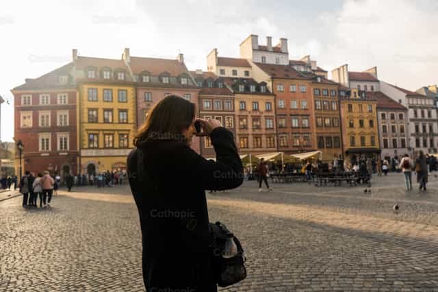 Chica haciendo fotos - Banco de imágenes católicas