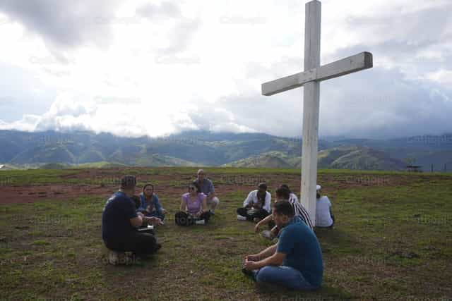Nature prayer group and cross - Catholic stock images - Photo by Carlos Gaviria