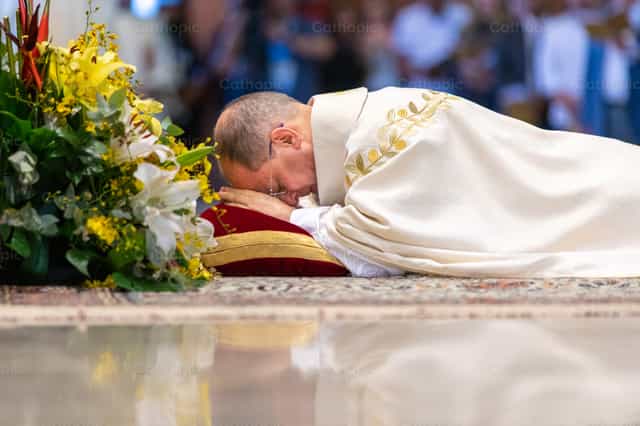 Se prosterner - Images catholiques de stock