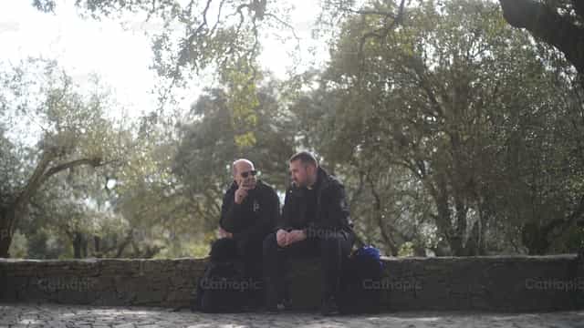 Sacerdotes hablando - Banco de imágenes católicas - Fotografía por Lupe Belmonte