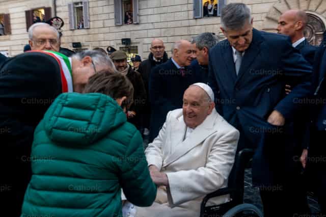 Papa saludando a nino - Banco de imágenes católicas - Fotografía por Lupe Belmonte