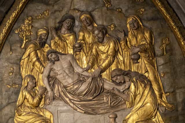 Gilded wooden relief depicting entombment of Jesus - Catholic stock images