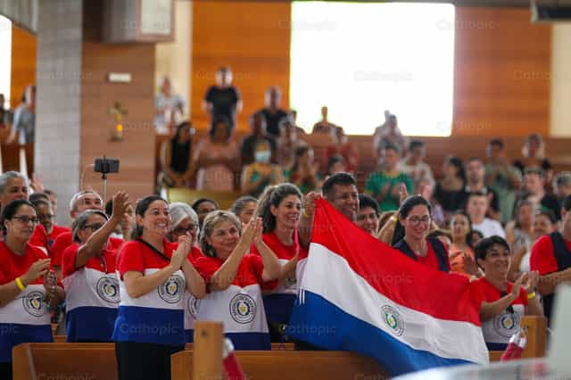 Fedeli alla Santa Messa - Immagini stock cattoliche - Foto di Érica Viana