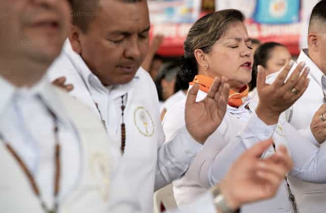 Oración carismática - Banco de imágenes católicas