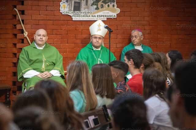 Monsignor Francisco José Prieto praying with young people - Catholic stock images - Photo by Yandry Fernández Perdomo