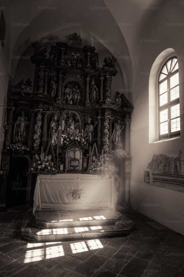Rayo de sol en el altar - Banco de imágenes católicas - Fotografía por Jakov Pleše