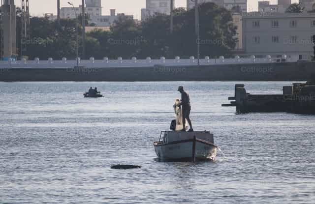 Pescador echando la red para pescar - Banco de imágenes católicas