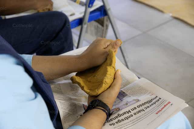 Une religieuse priant à travers l’art - Images catholiques de stock - Photo de Cristopher Callejas
