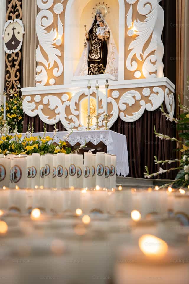 Altar and votive candles - Catholic stock images - Photo by Carolina BR
