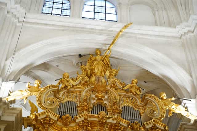 Oberer Teil der Kathedralorgel - Katholische Stockfotos