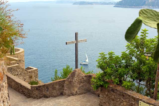 Crucifijo de madera en el Castillo de Aragón - Banco de imágenes católicas