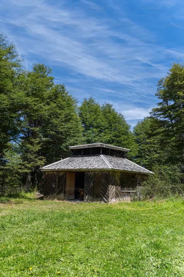 Rustieke houten hut in het bos van Coyhaique - Katholieke stockfoto's - Foto door Fabián Pérez