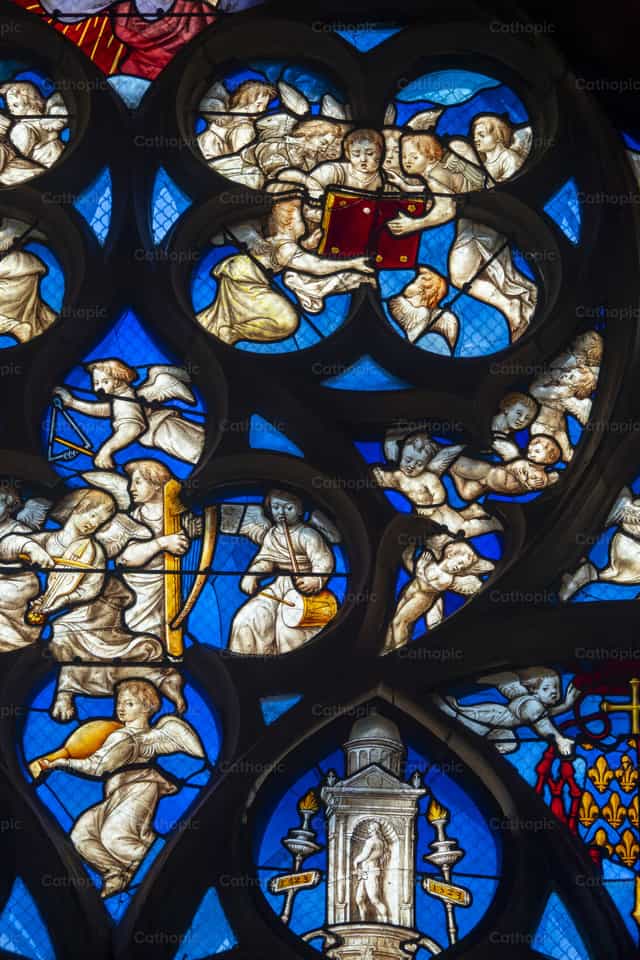 Ventana de vidriera que representa ángeles músicos - Banco de imágenes católicas - Fotografía por Joan Sutter