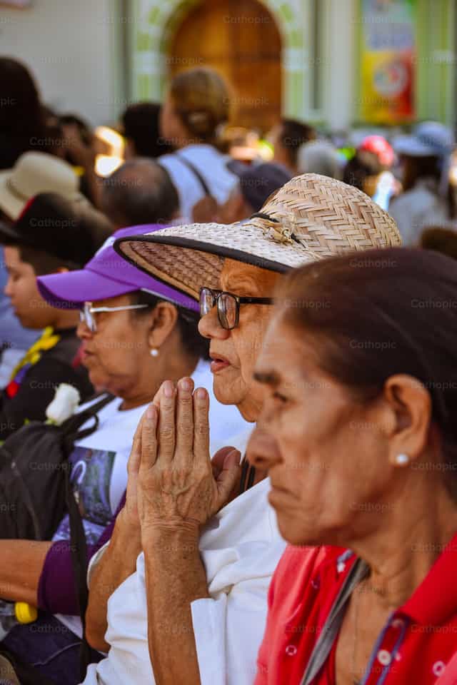 En la oración nos encontramos con Jesús - Banco de imágenes católicas - Fotografía por Miguel White