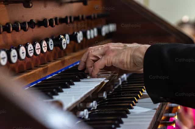 Manos de organista - Banco de imágenes católicas - Fotografía por Titi Maciel Pérez