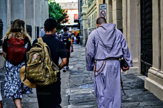 Monje y jovenes peregrinos - Banco de imágenes católicas - Fotografía por Lizardi Saucedo