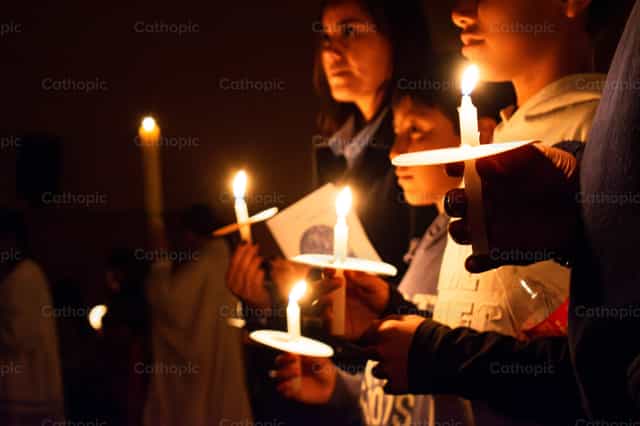 Velas en Vigilia Pascual - Banco de imágenes católicas - Fotografía por Jorge Luis Acasiete Conza
