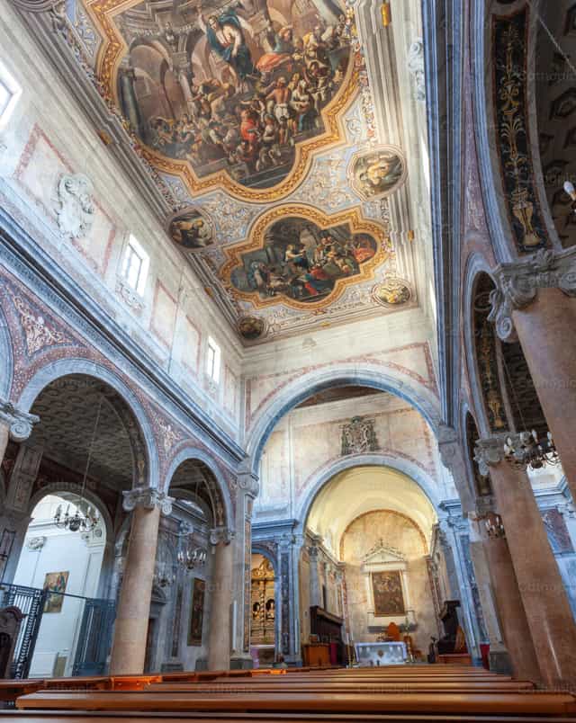 Vista interior de la catedral de Ostuni - Banco de imágenes católicas - Fotografía por Antonio Gravante
