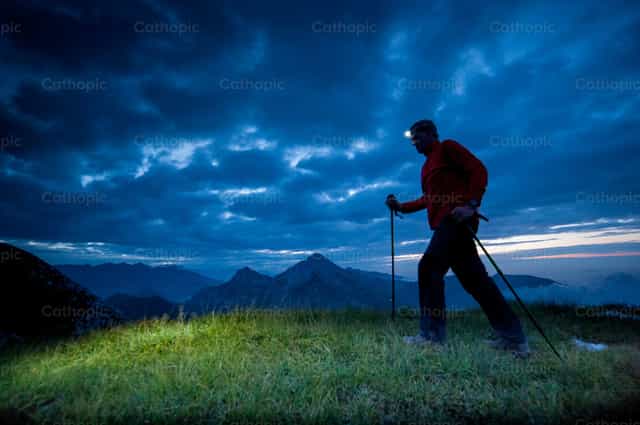 Caminar por la montaña - Banco de imágenes católicas - Fotografía por Pierluigi Palazzi
