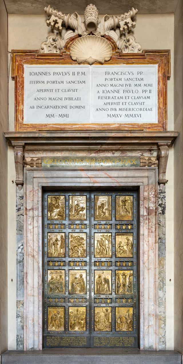 La Puerta Santa - Banco de imágenes católicas - Fotografía por Salt and Light Catholic Media Foundation