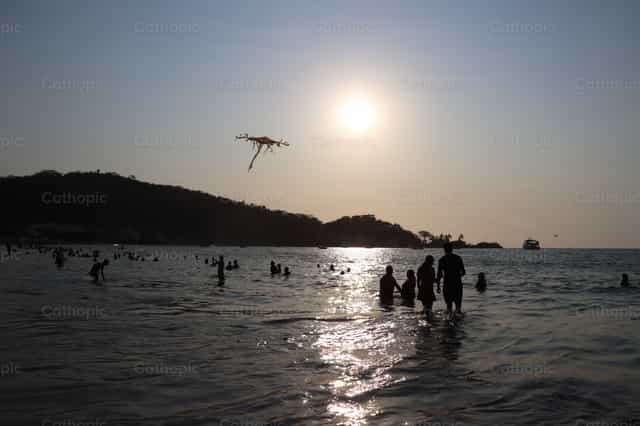 Menschen am Strand - Katholische Stockfotos - Foto von Frames Cristianos