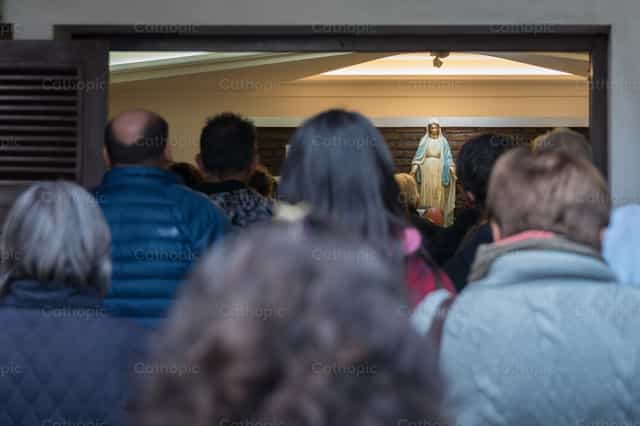 Gente durante de la misa - Banco de imágenes católicas