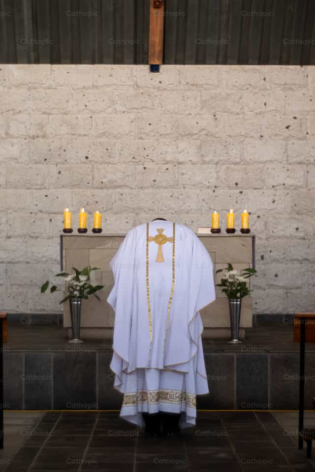 Reverencia en el altar - Banco de imágenes católicas - Fotografía por Jorge Luis Acasiete Conza
