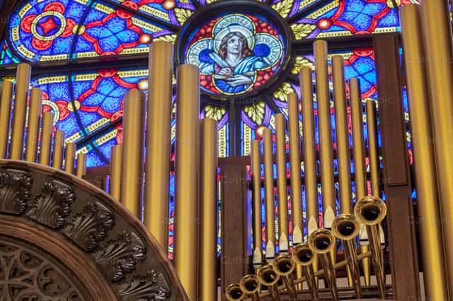 Vetrata e organo della chiesa - Immagini stock cattoliche - Foto di Nicole Bojda