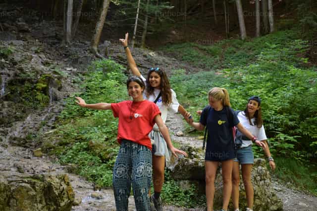 Chicas en la montaña - Banco de imágenes católicas - Fotografía por Lupe Belmonte